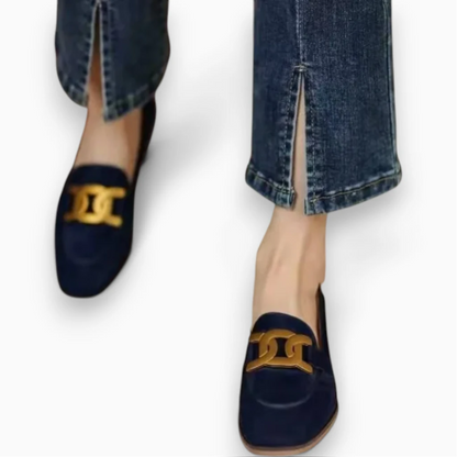 Détail de la décoration chaîne sur mocassin velours femme