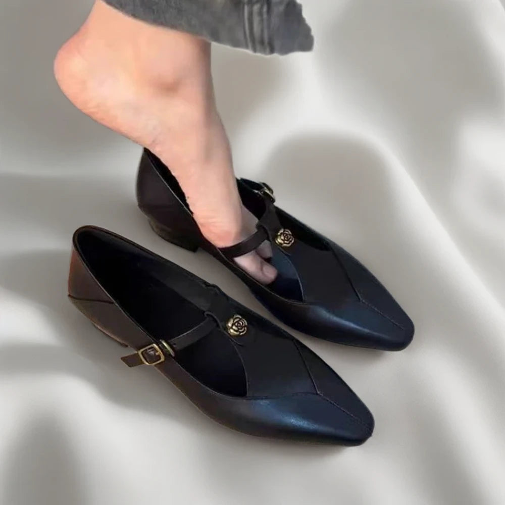 Détail ornementation rose mocassin femme vintage élégant