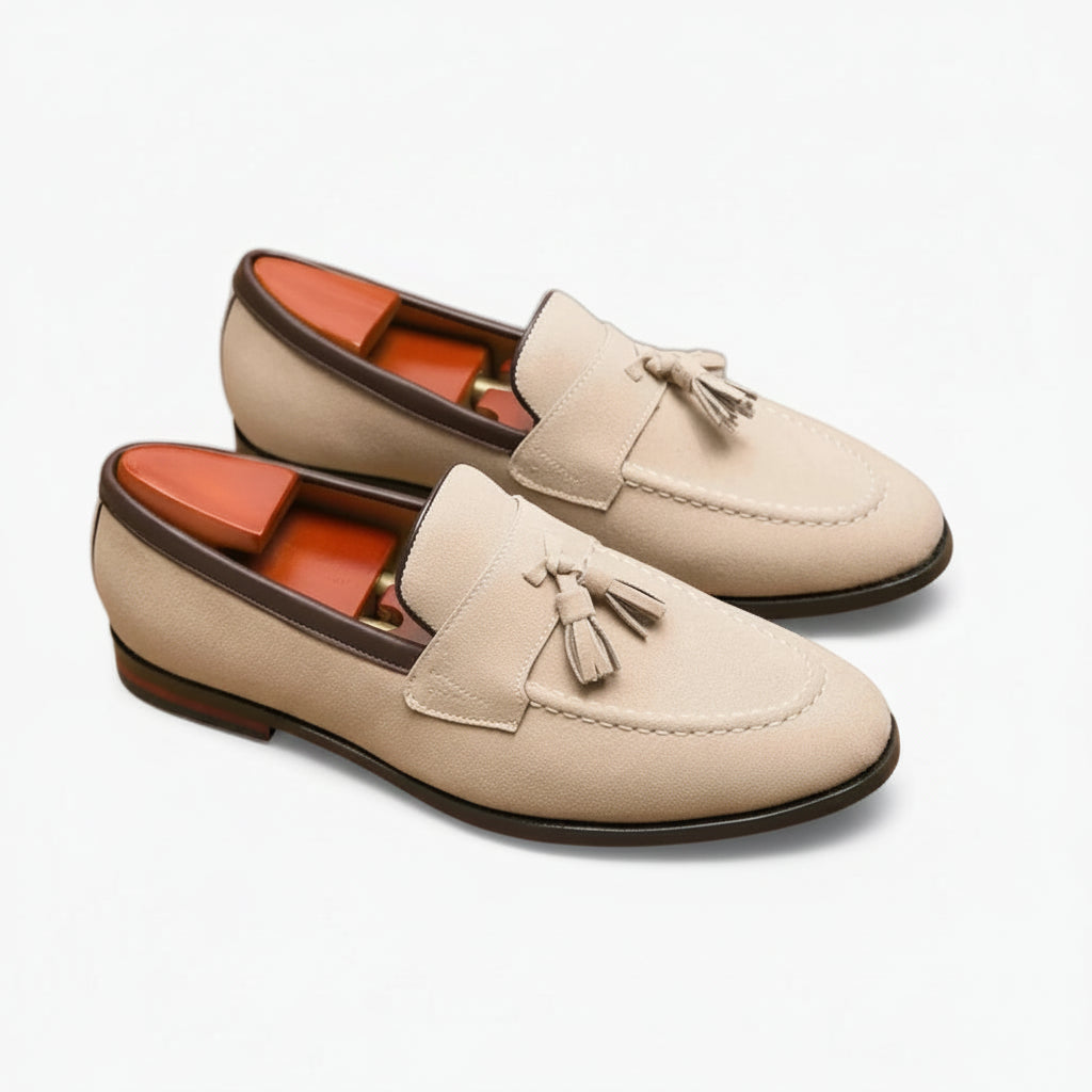Mocassin collège homme en daim beige avec pampilles et bout pointu