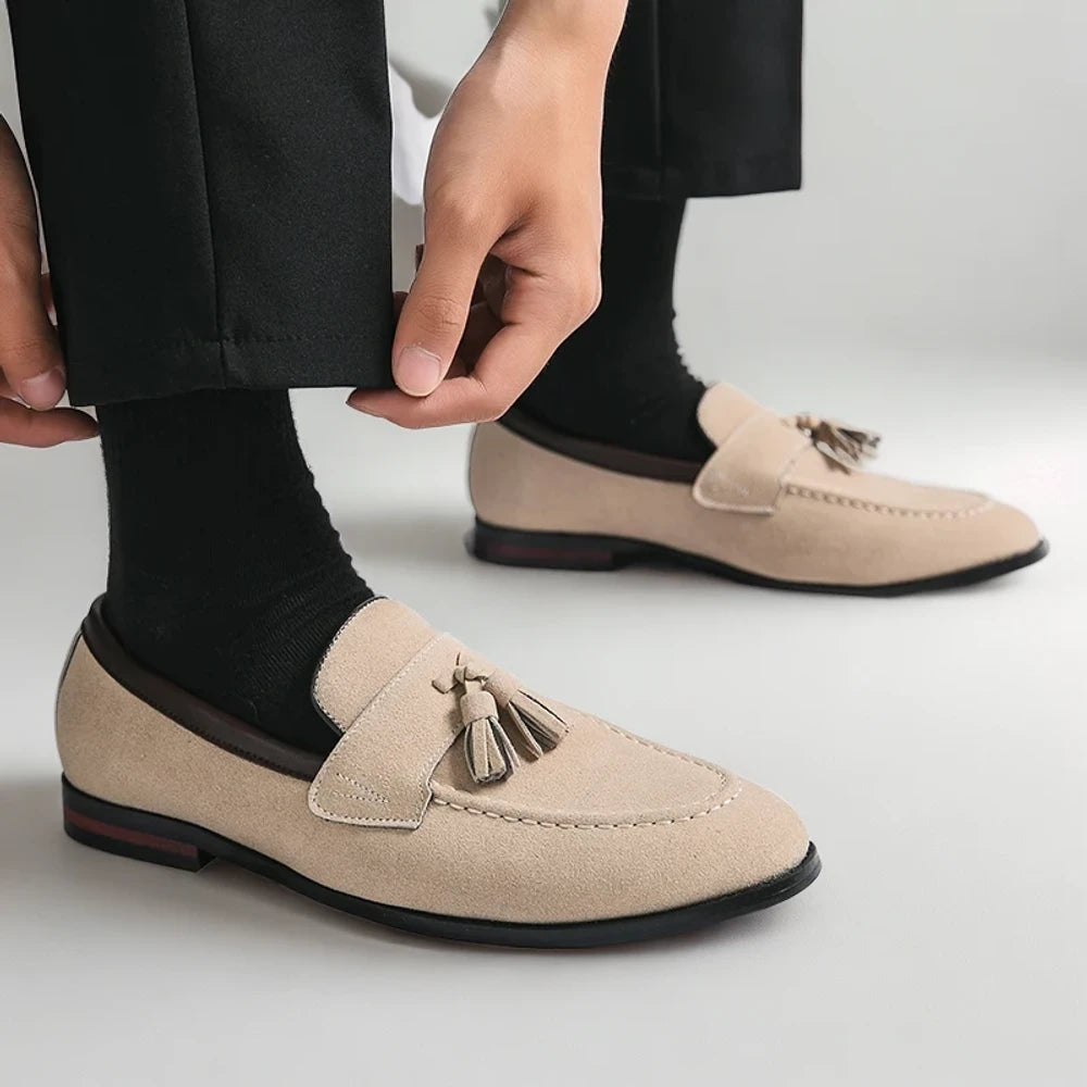 Paire de mocassins homme beige et noir assortis