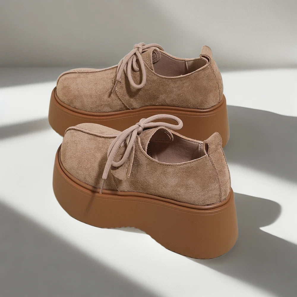 Gros plan sur le bout rond accueillant du mocassin commando