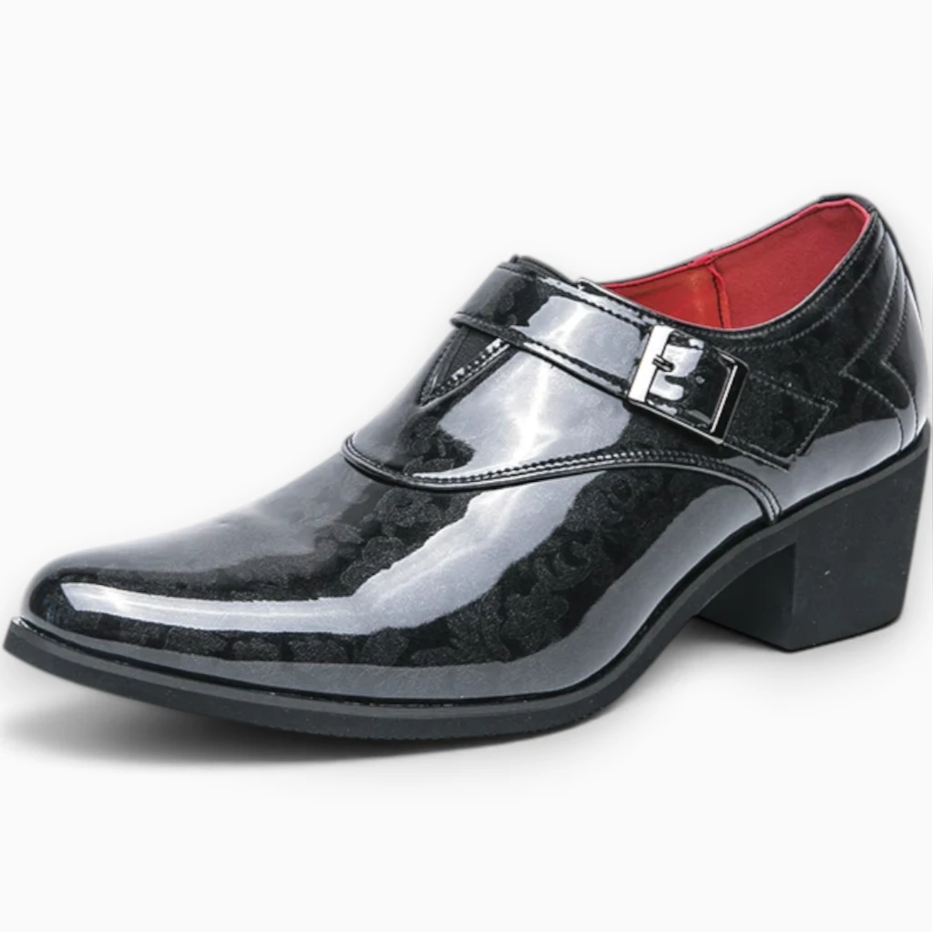 Détail gros plan texture simili cuir relief mocassin compensé homme