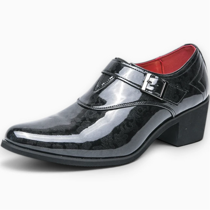 Détail gros plan texture simili cuir relief mocassin compensé homme