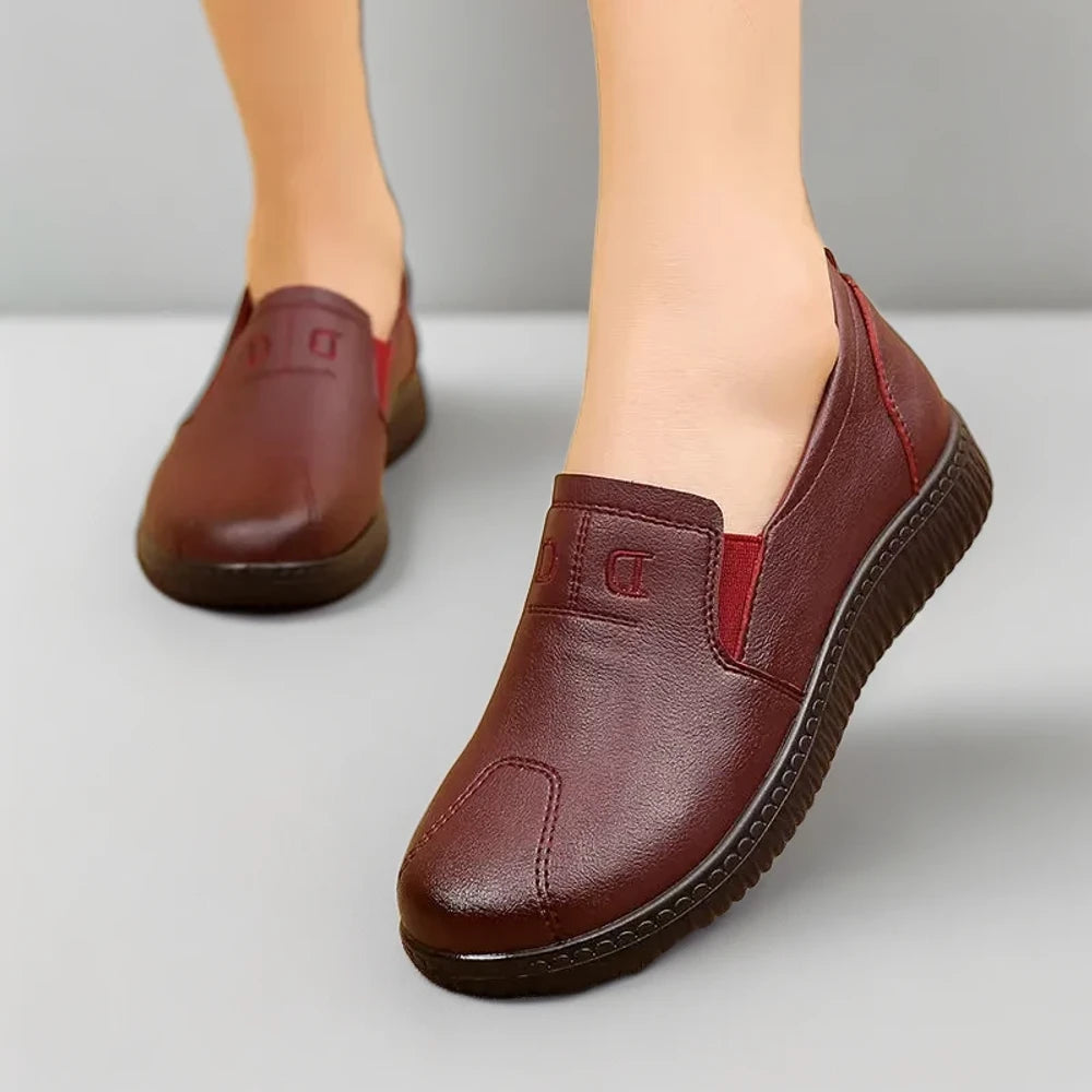 Mocassin femme confort rouge, détail du cuir véritable