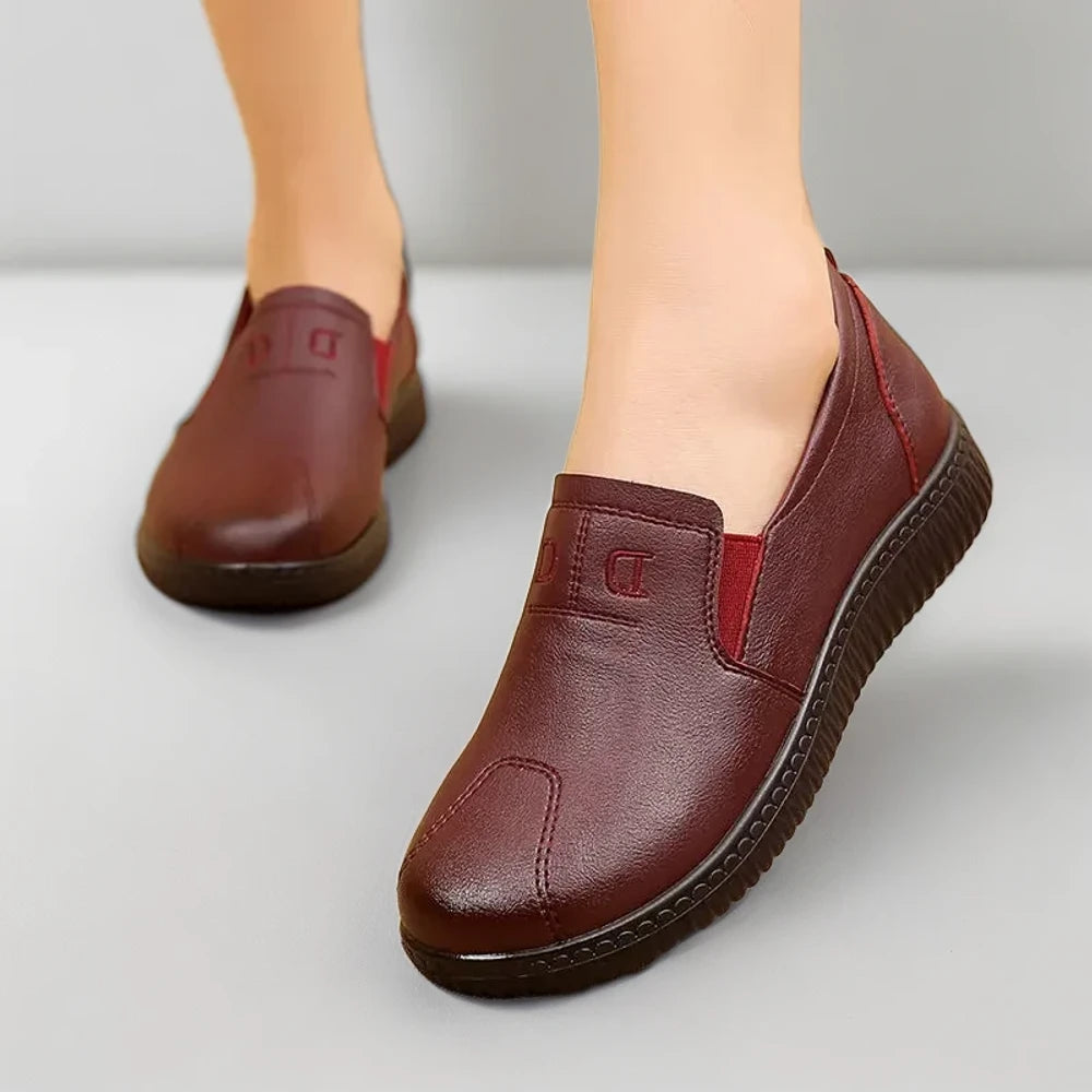 Mocassins confort femme assortis en trois coloris marron noir rouge