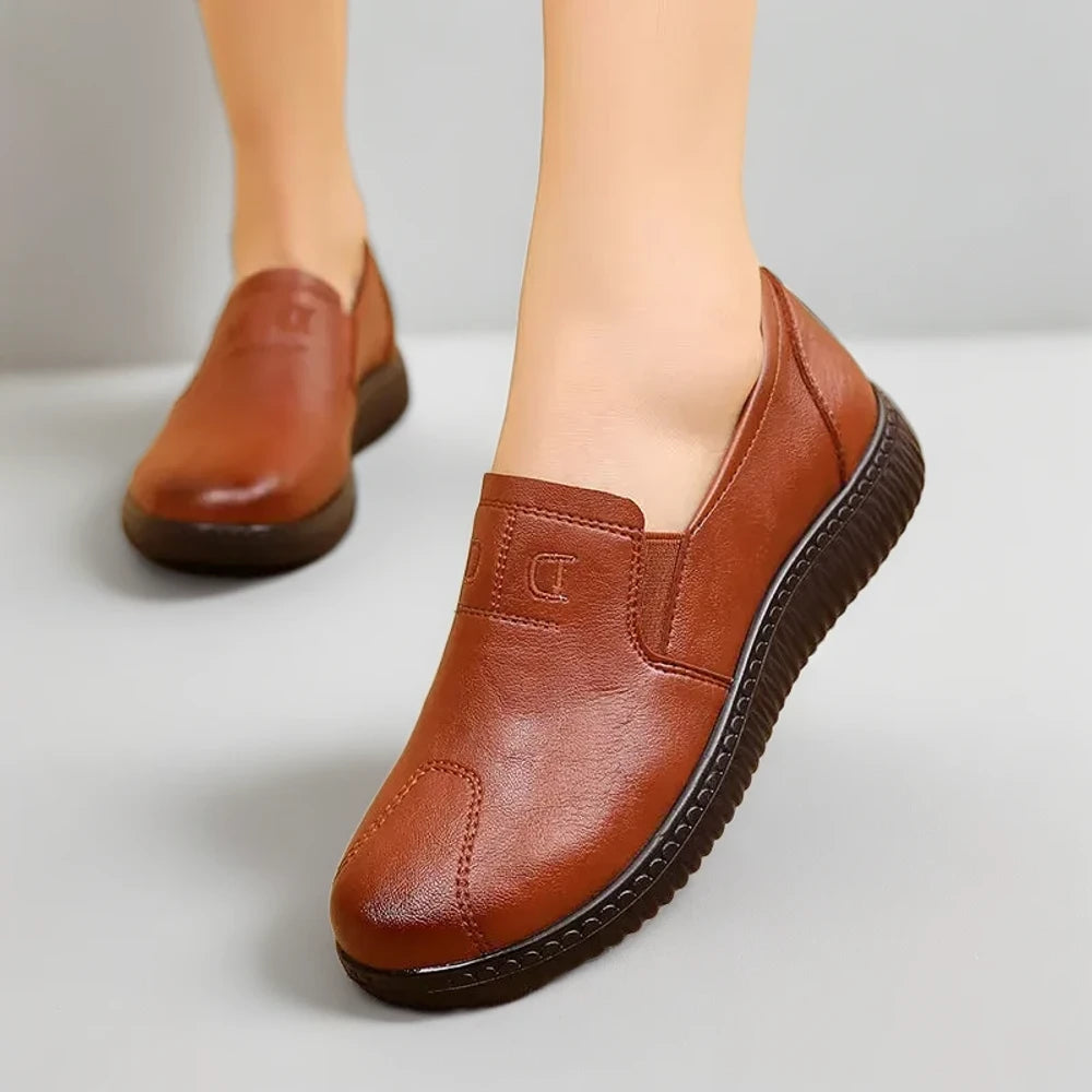 Mocassin confort femme porté avec jean, style décontracté