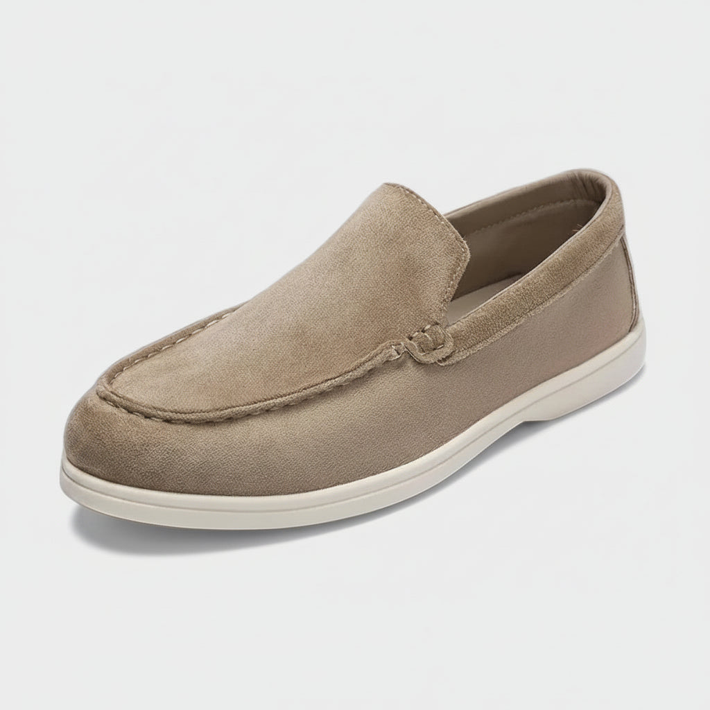 Mocassin confort homme en daim marron clair, vue de profil