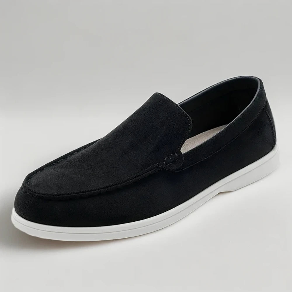 Mocassin homme confort noir, porté en tenue décontractée quotidienne