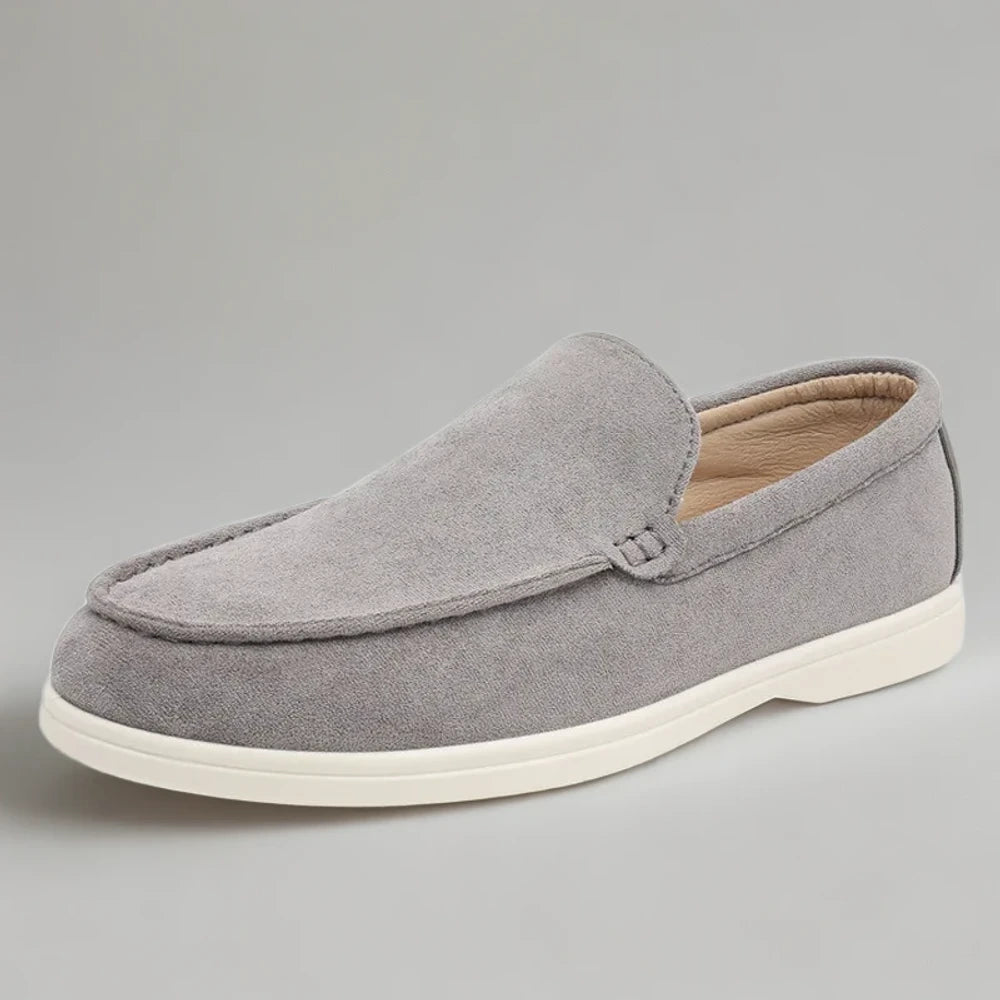 Mocassins confort homme en daim gris, détail de la matière souple