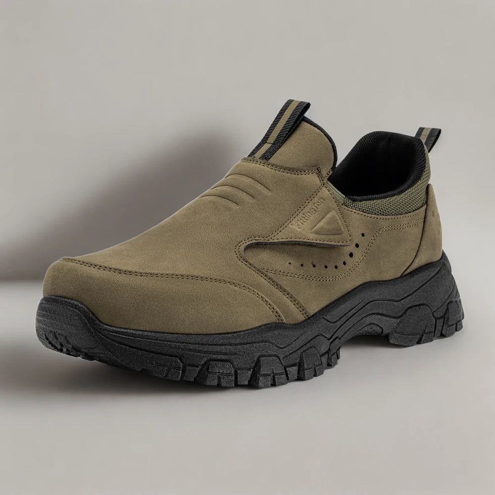 Mocassin homme confortable marron clair porté avec pantalon casual