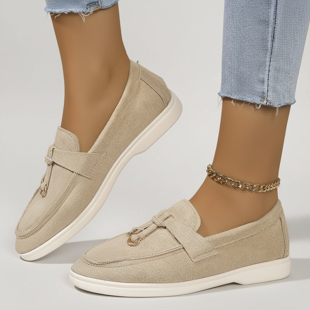 Mocassin cow print femme slip-on à bout rond, design épuré et confortable