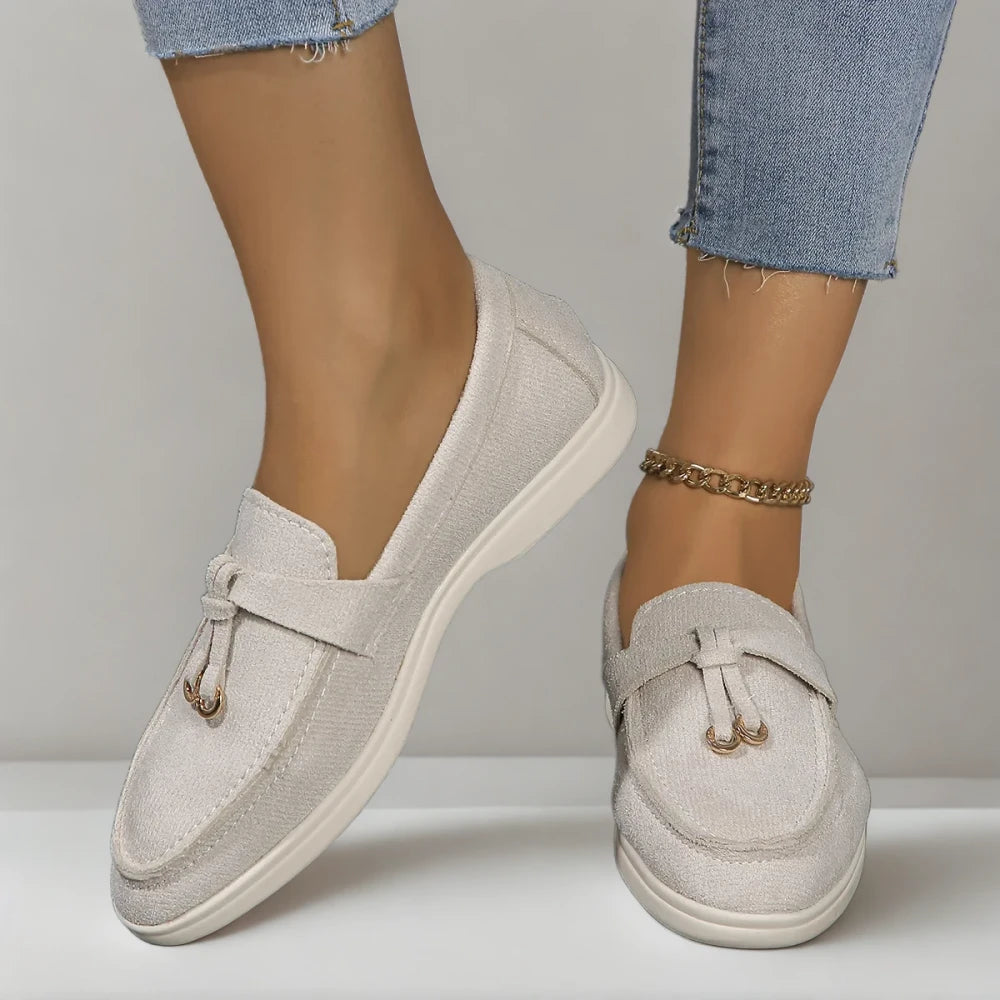 Mocassin cow print en tenue décontractée, accessoire incontournable de dressing