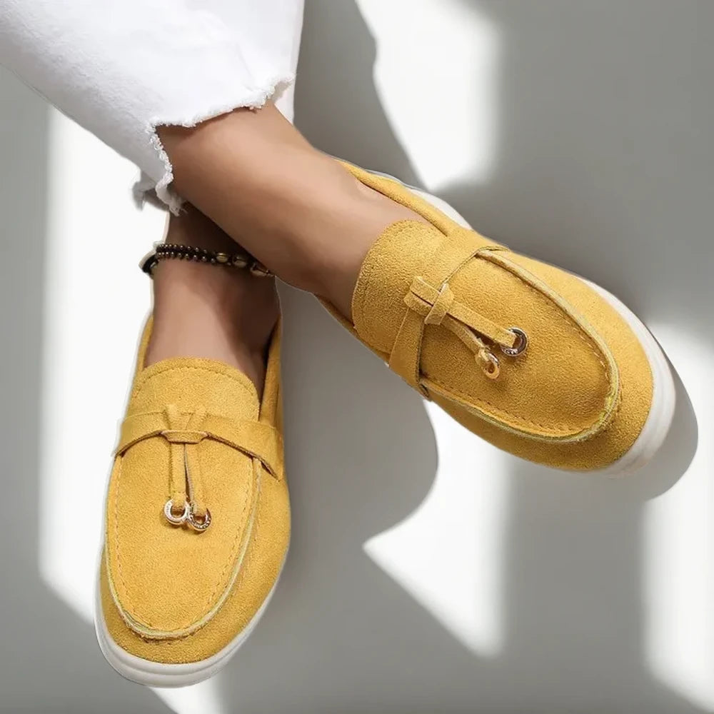 Détail de la surface veloutée du mocassin cow print pour femme