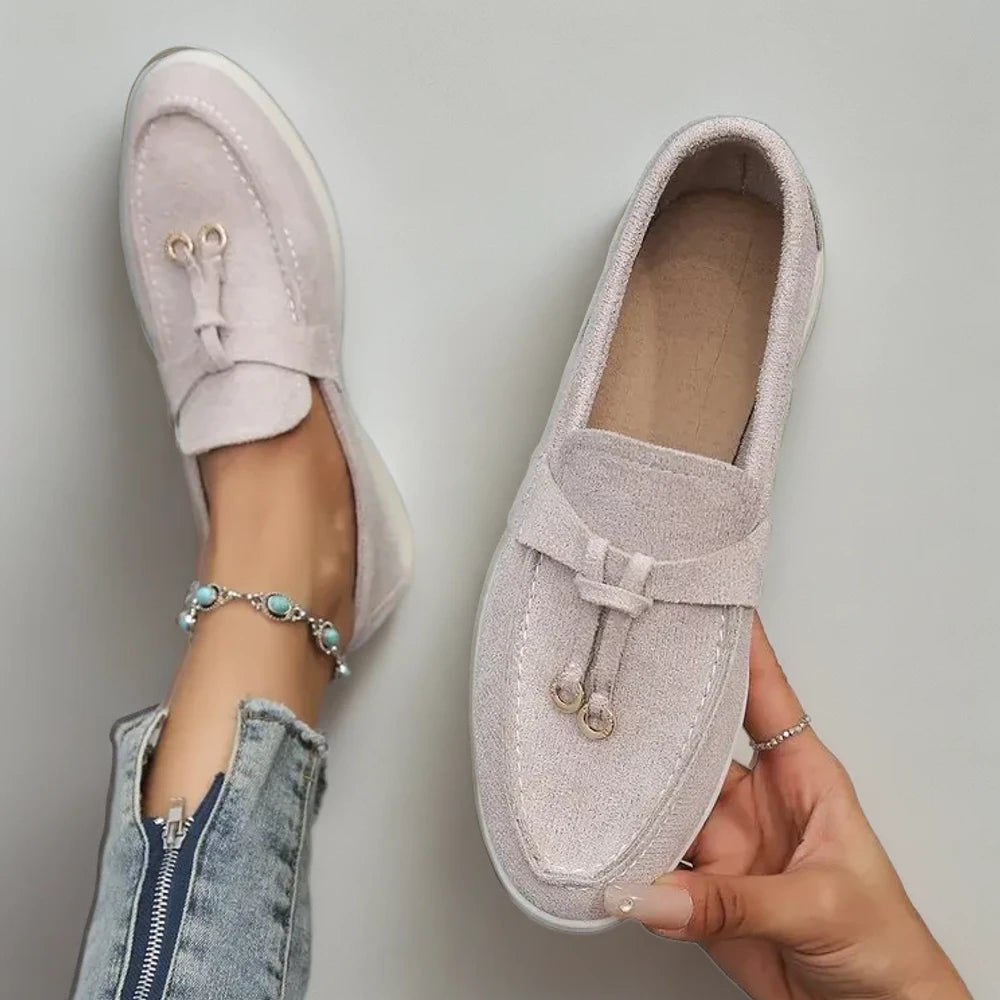 Mocassin cow print porté au quotidien, talon plat et semelle stable