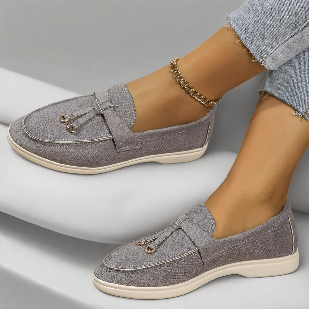 Vue latérale du mocassin cow print femme avec motif original