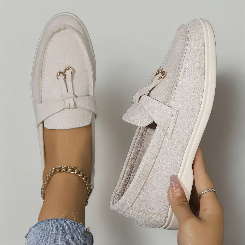 Mocassin cow print femme présenté de face, look casual chic