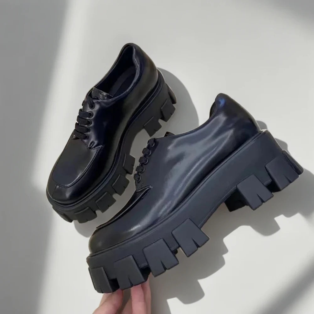 Détail de la semelle crantée du mocassin offrant stabilité et adhérence quotidienne