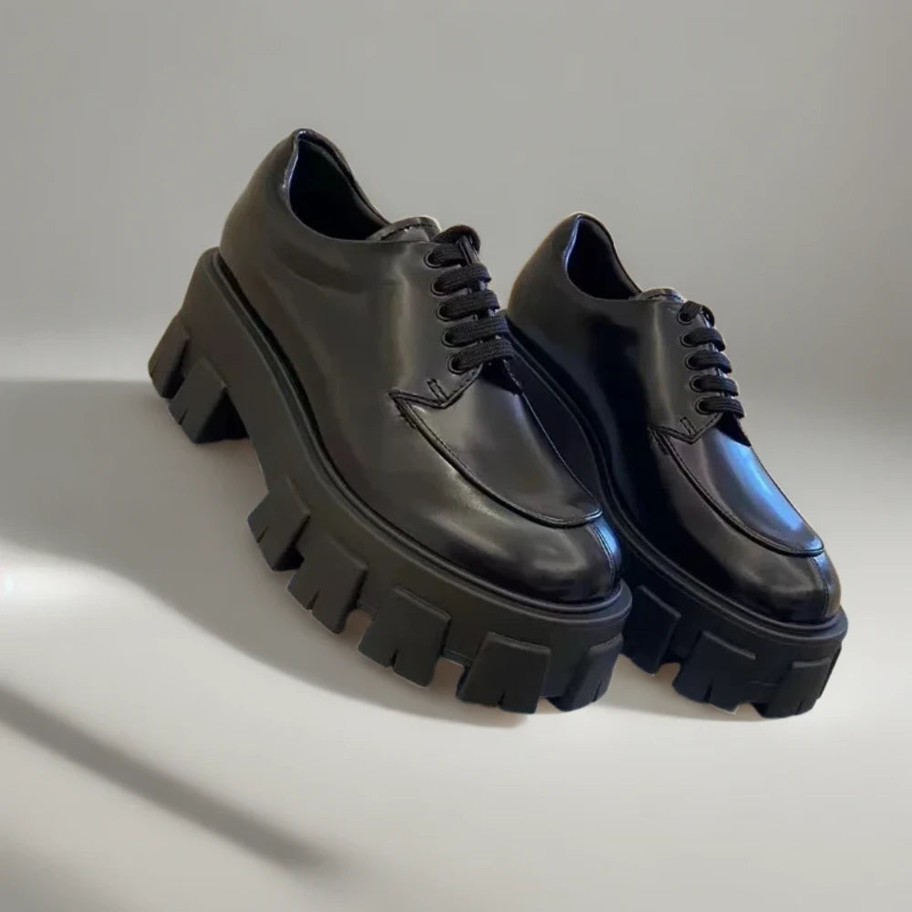 Mocassin crantée enfilable avec laçage ajustable épousant confortablement le pied