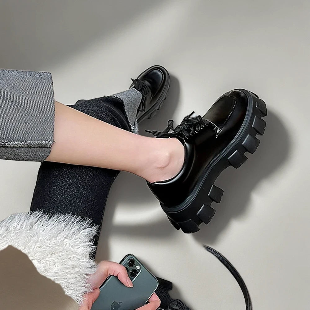 Profil latéral du mocassin cranté montrant sa silhouette simple et élégante
