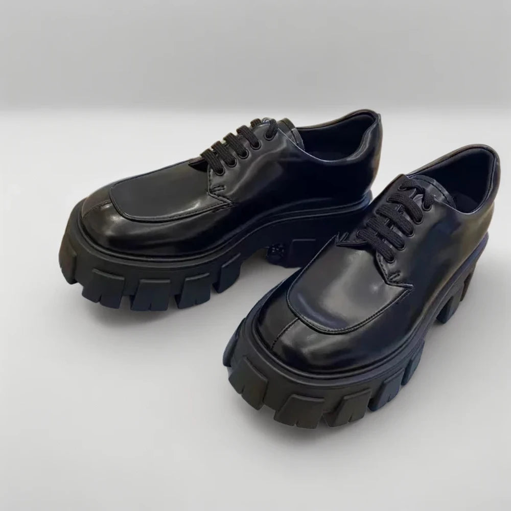 Vue dessus du mocassin crantée avec dessus en cuir souple pour confort durable