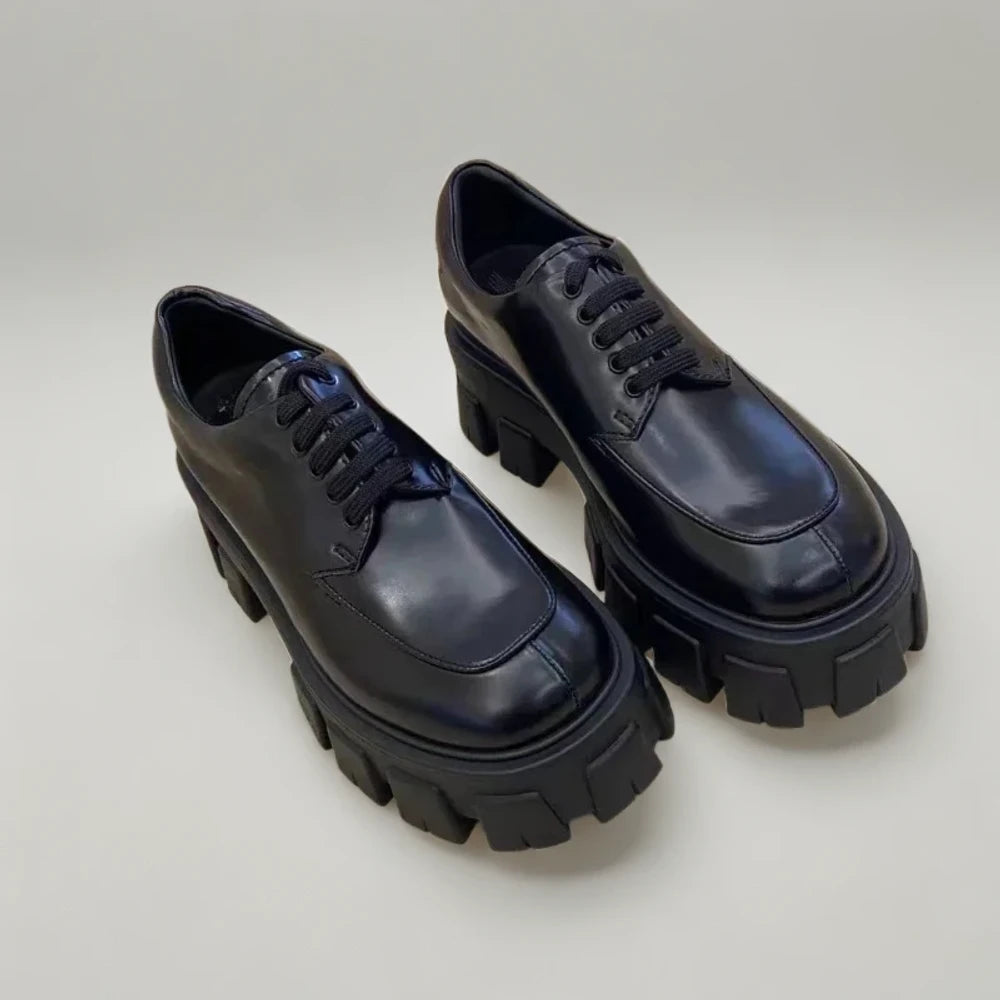 Mocassin cranté décontracté porté en tenue casual pour promenade et usage quotidien