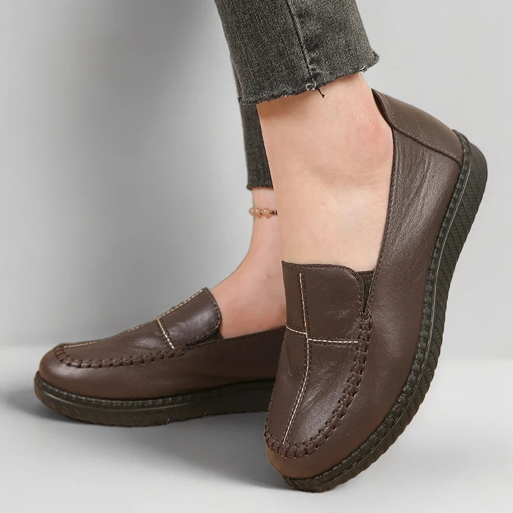 Mocassins crantés femme en cuir marron, design épuré et confortable