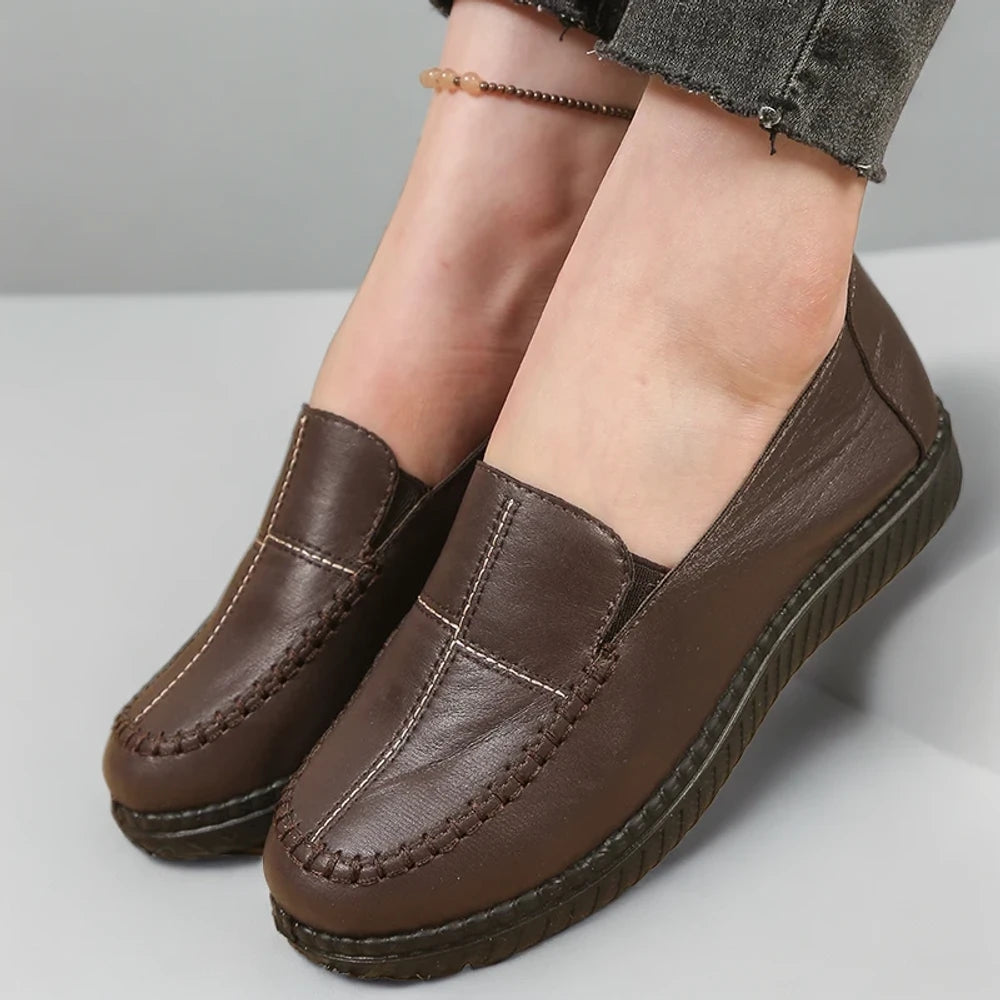 Mocassin crantée femme rouge vif, vue latérale montrant la flexibilité