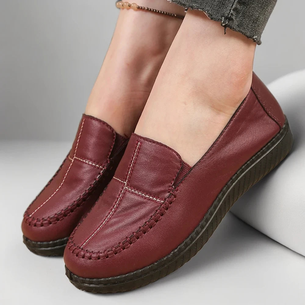 Détail de la semelle crantée du mocassin femme assurant une bonne traction