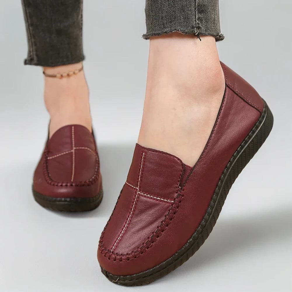 Mocassin cranté femme disponible en trois coloris élégants: rouge, marron, noir