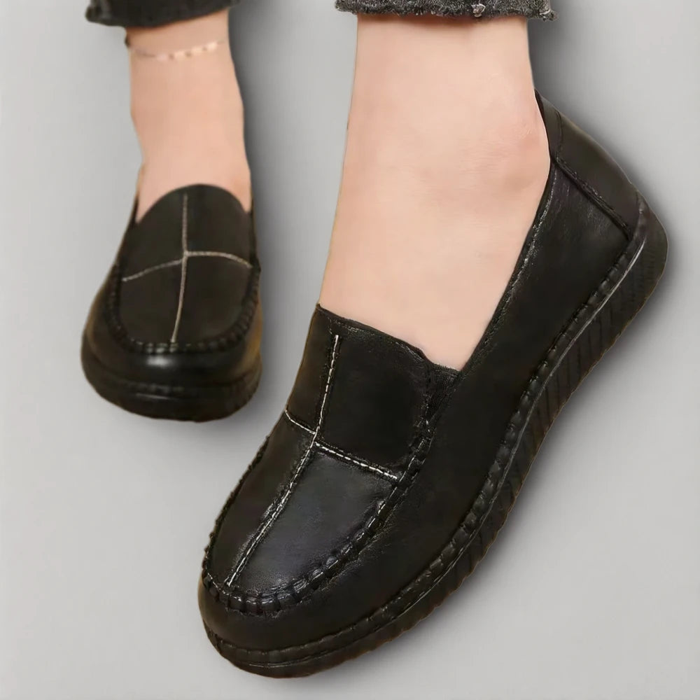 Paire de mocassins crantés femme portés au quotidien, confort et légèreté