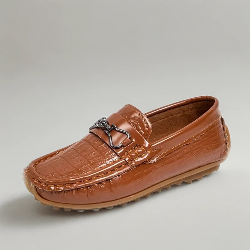 Détail du grain façon croco sur mocassin enfant bleu marine et marron
