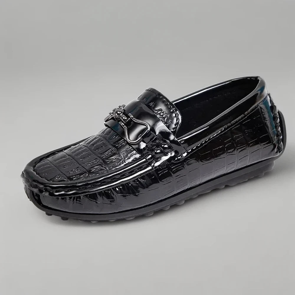 Enfant portant mocassins croco noirs à l'école avec style élégant