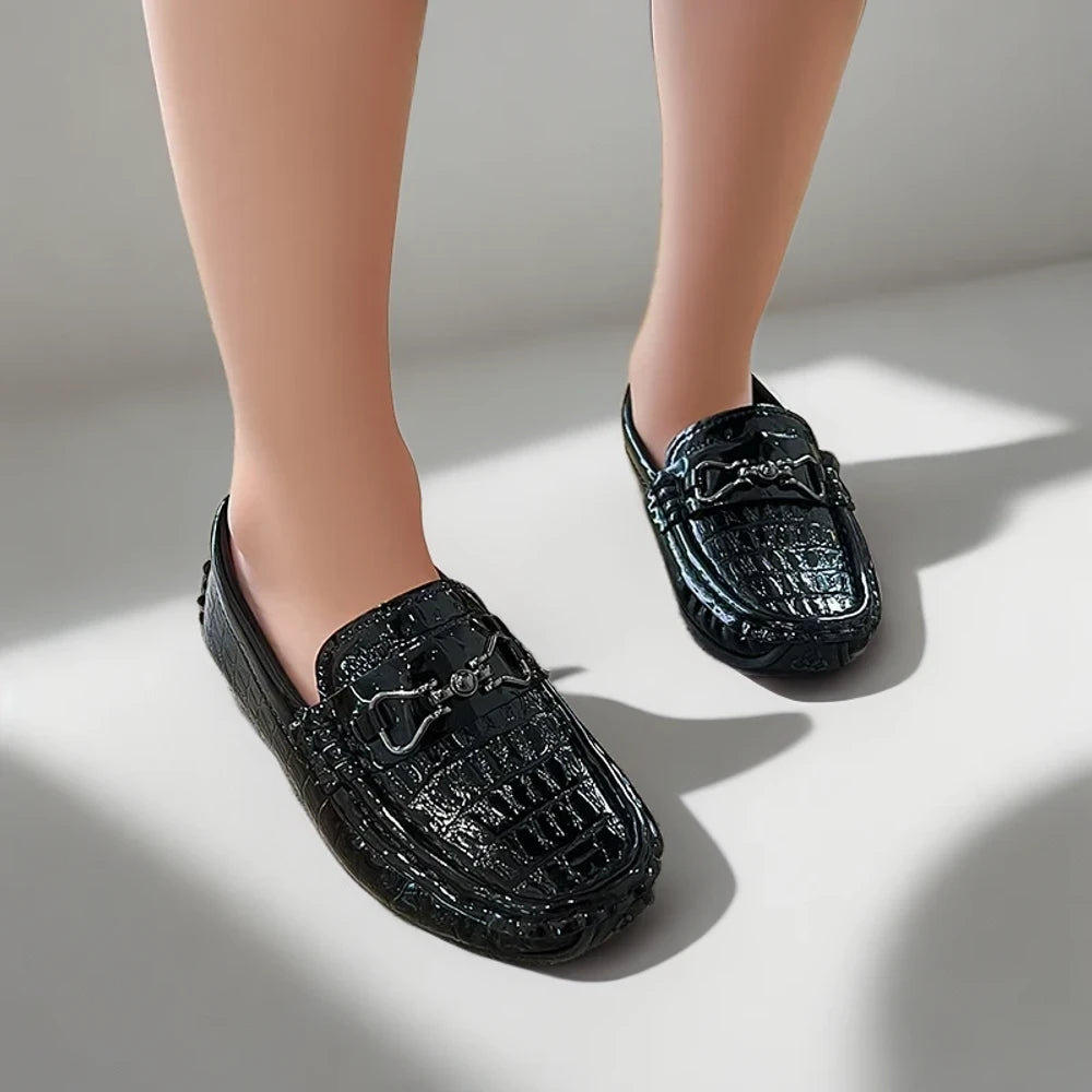 Mocassins croco disponibles en trois coloris marron bleu et noir