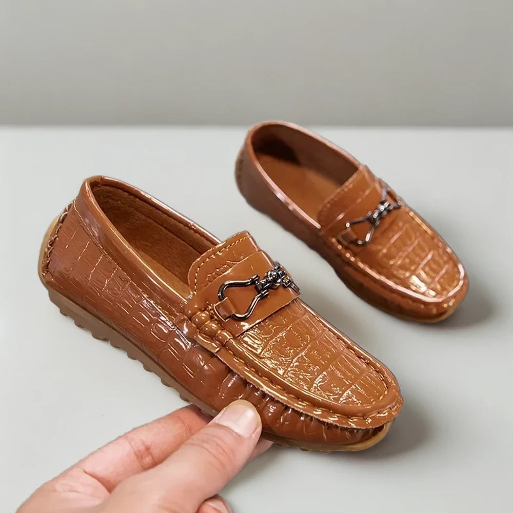 Mocassin croco noir avec grain texturé et design bicolore intemporel
