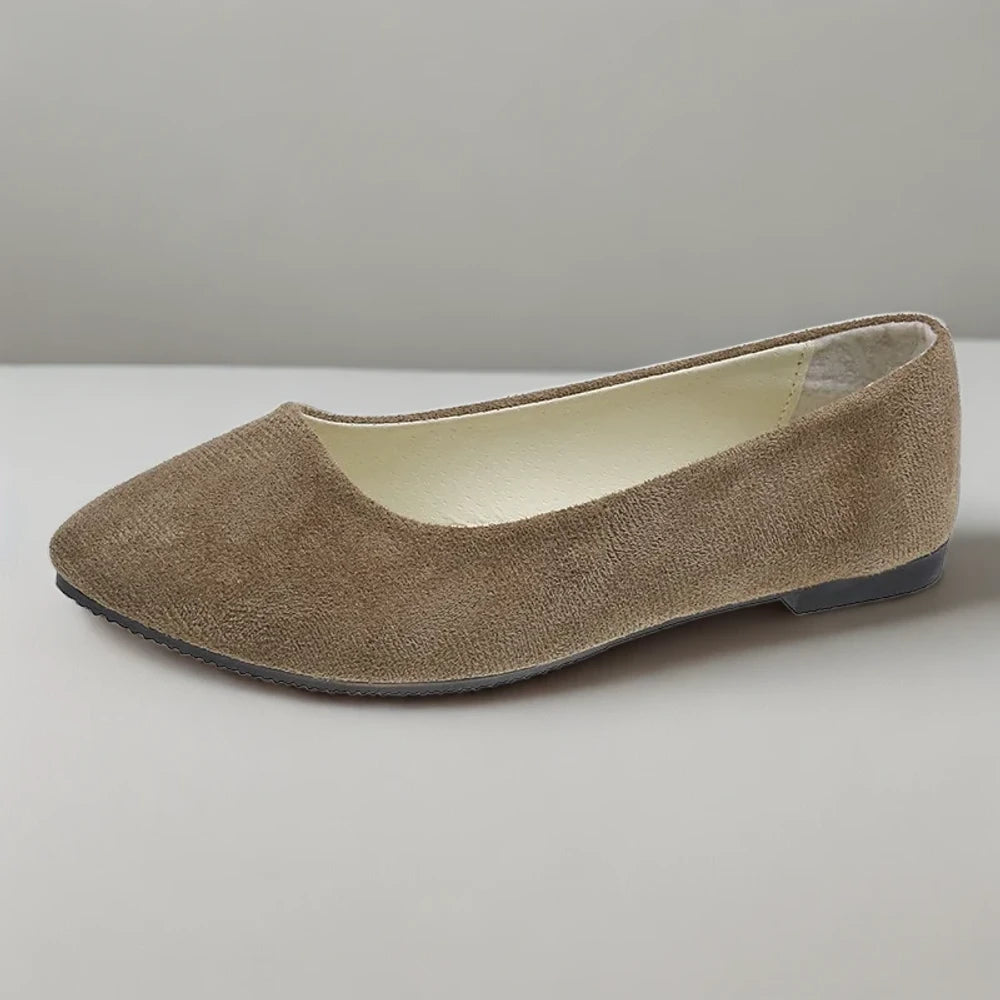 Détail de la texture crocodile du mocassin femme croco premium
