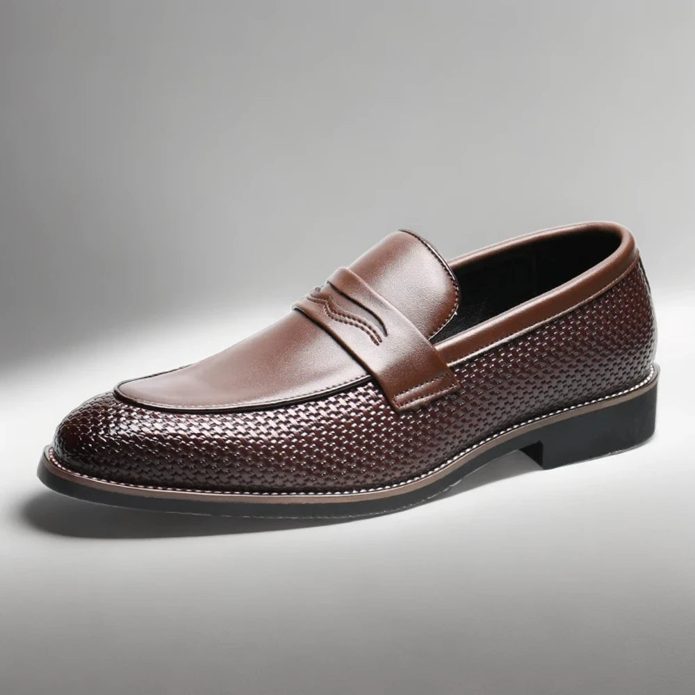 Mocassin croco homme vert foncé porté avec pantalon de costume