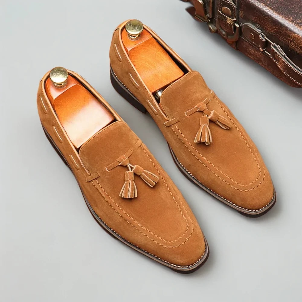 Détail en gros plan de la texture crocodile du mocassin homme