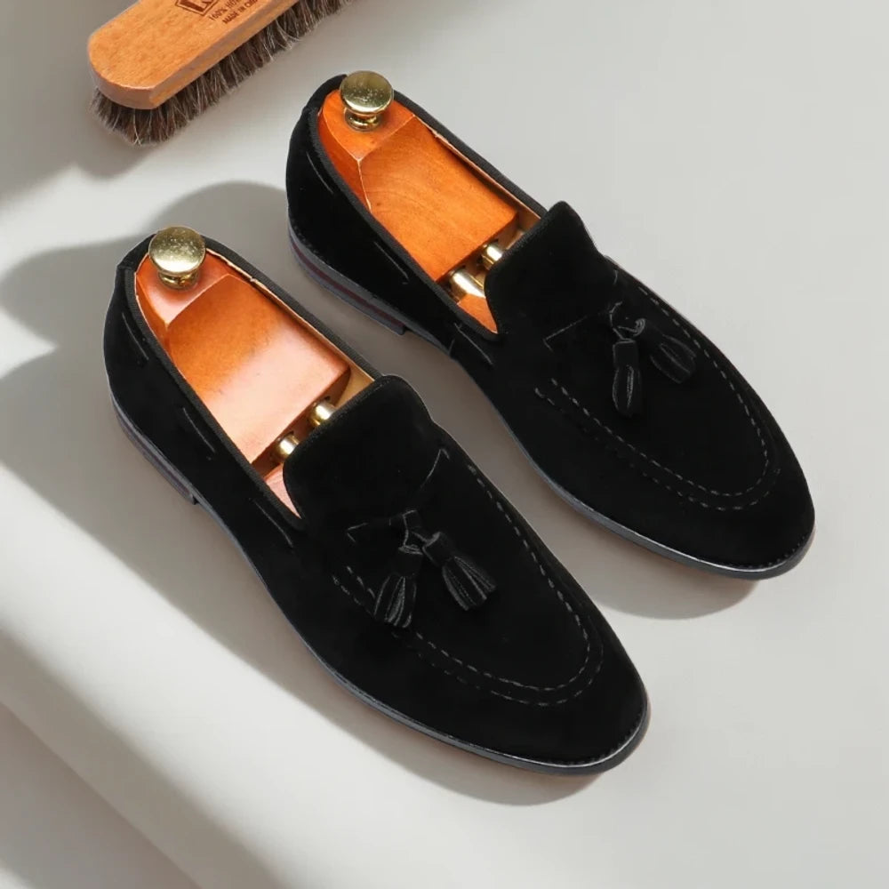 Mocassin croco homme noir associé à un jean chino pour look décontracté
