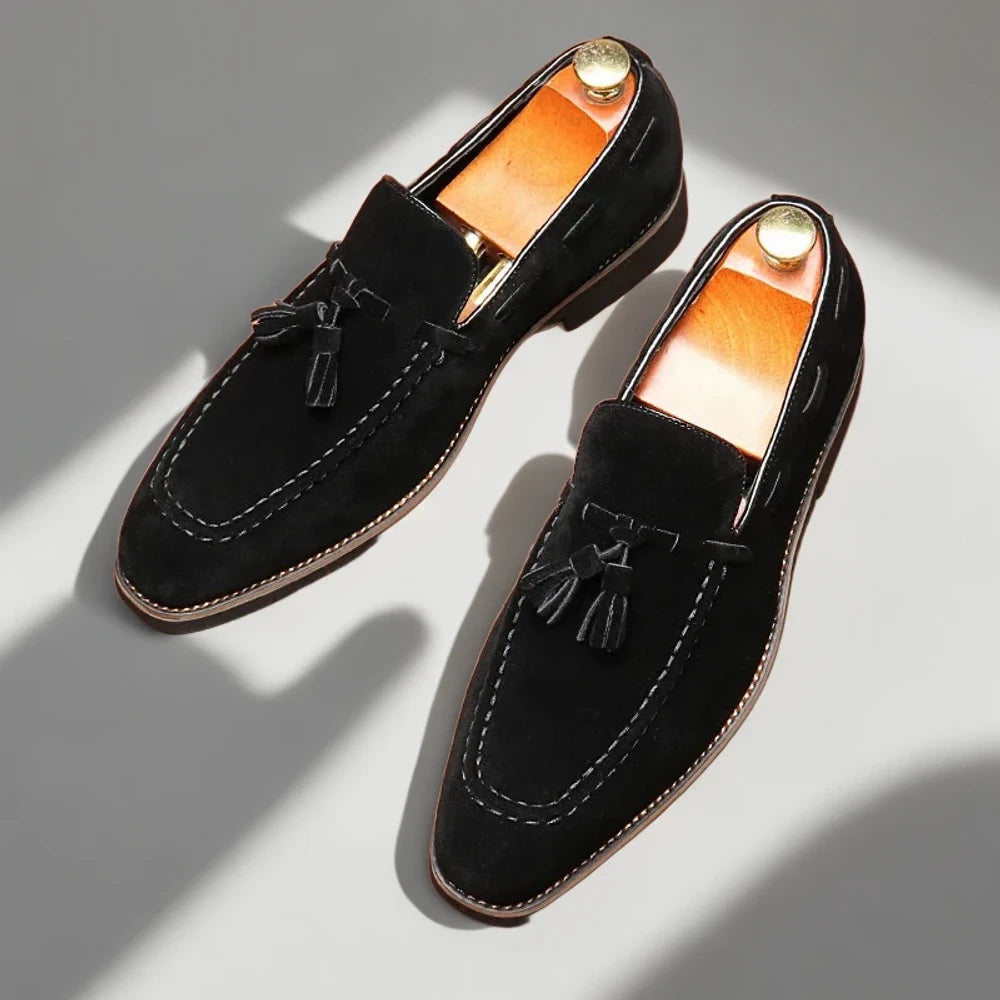 Mocassin croco homme marron posé sur surface naturelle, design intemporel