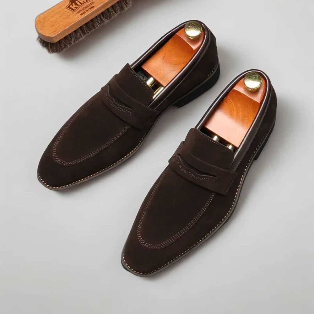 Mocassin croco homme vert porté lors d'une cérémonie avec costume