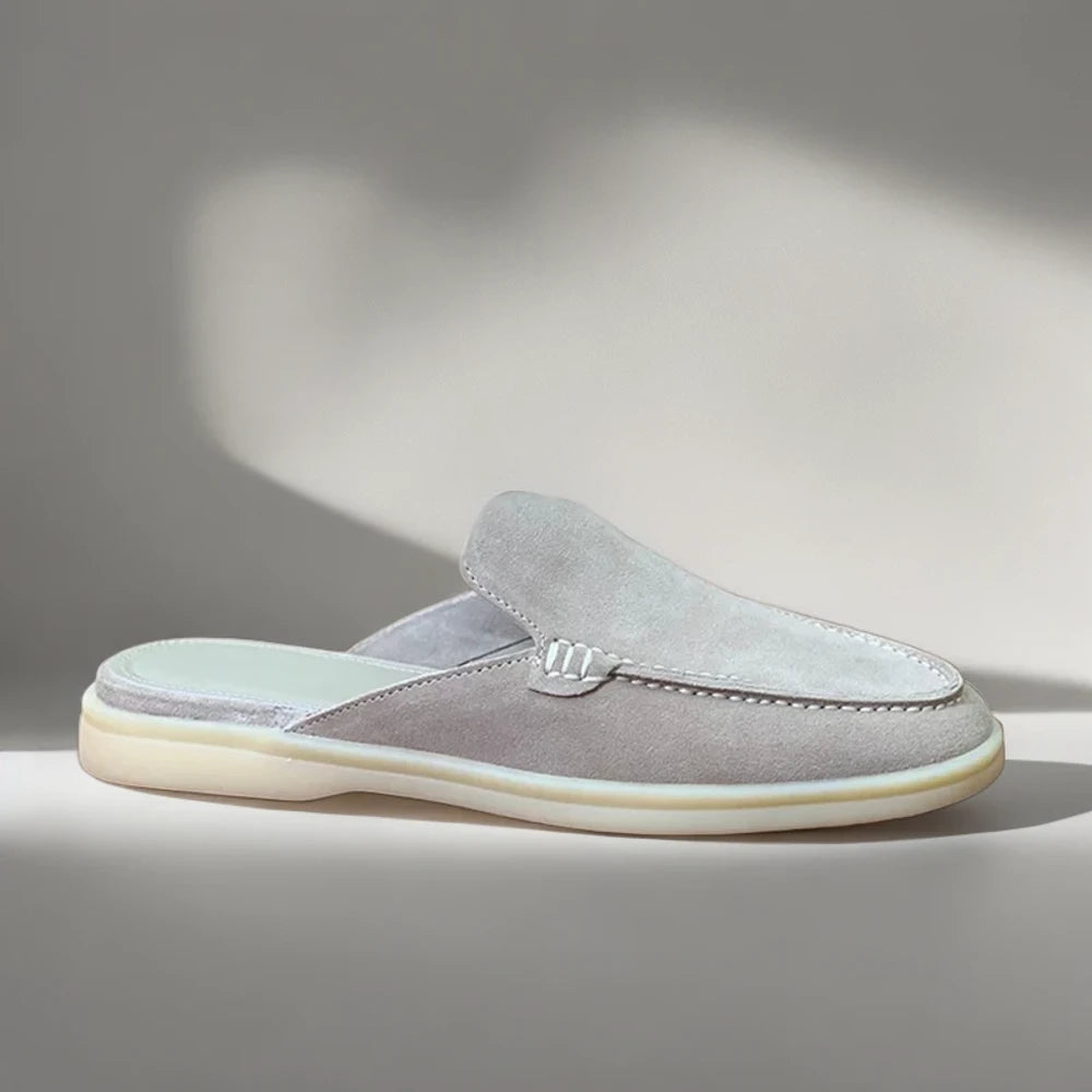 Mocassin crocodile motif audacieux, porté en tenue urbaine casual