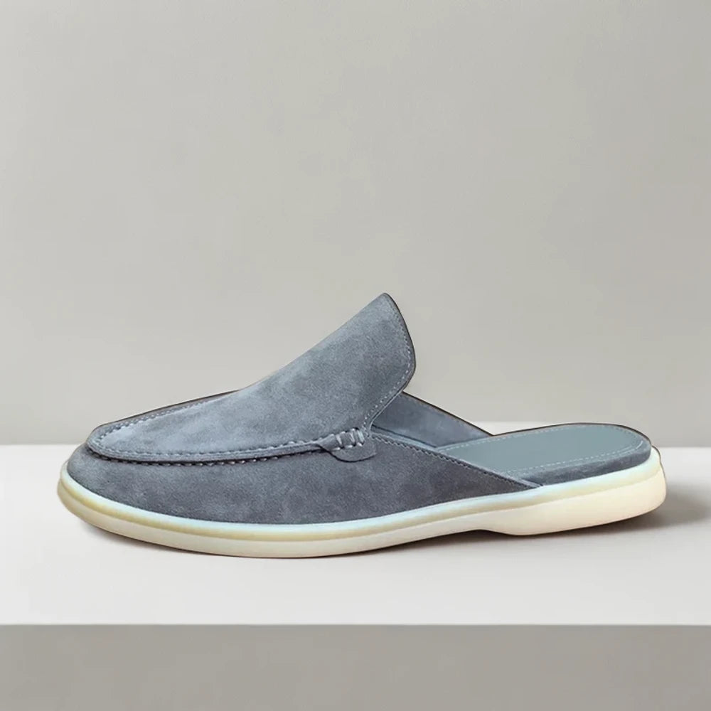 Détail texture crocodile mocassin en daim travaillé, gros plan