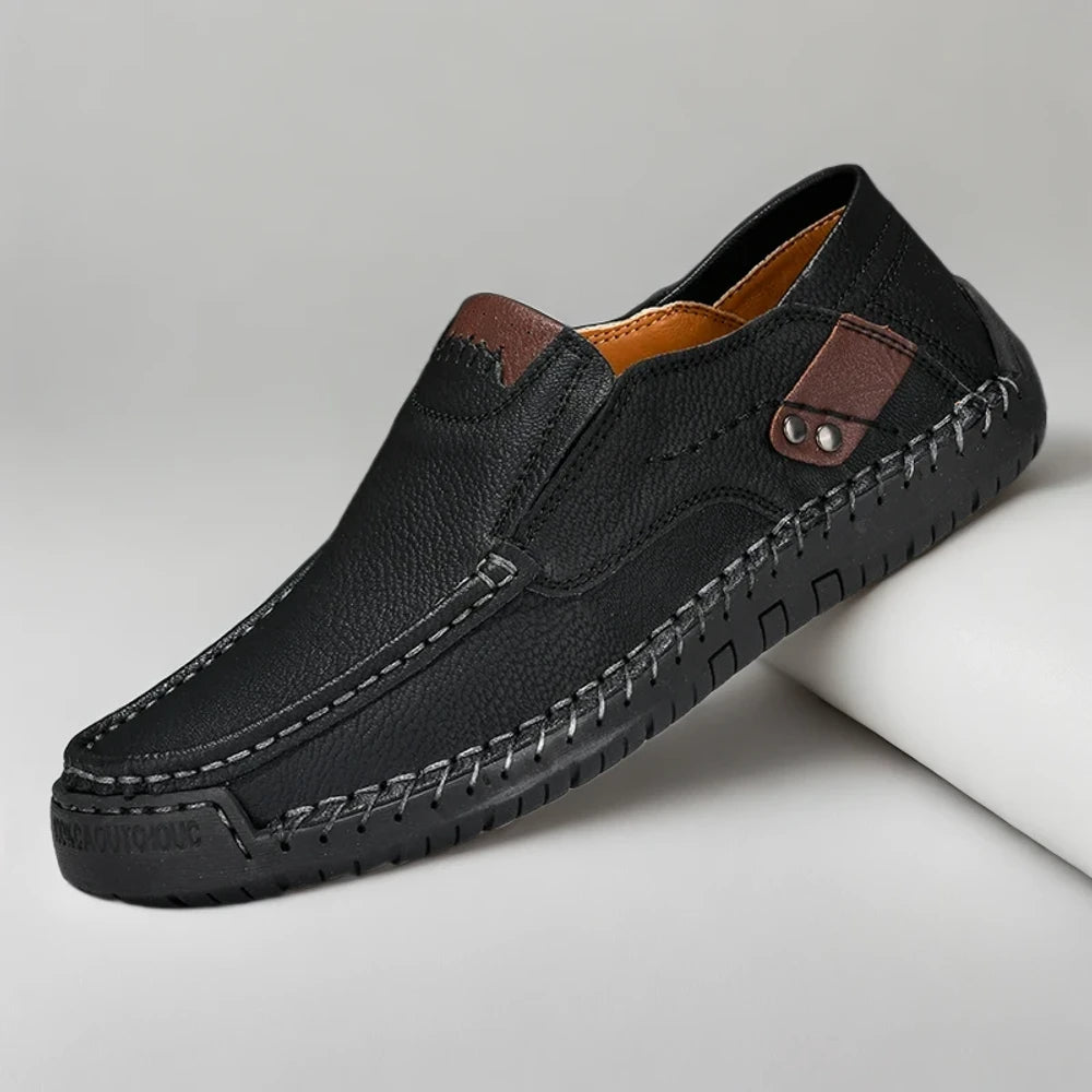 Mocassin homme blanc en cuir premium, porté en tenue décontractée