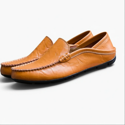 Mocassin homme cuir blanc porté avec un jean, style décontracté