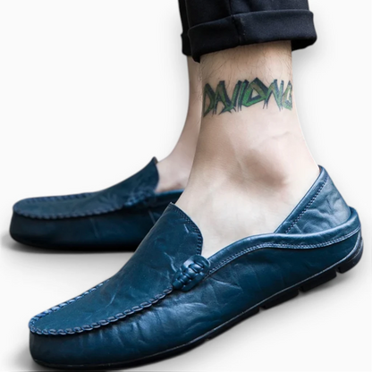 Mocassin blanc cuir homme présenté de face, design minimaliste