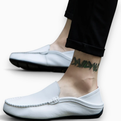 Gros plan sur la texture et la qualité du cuir blanc du mocassin homme