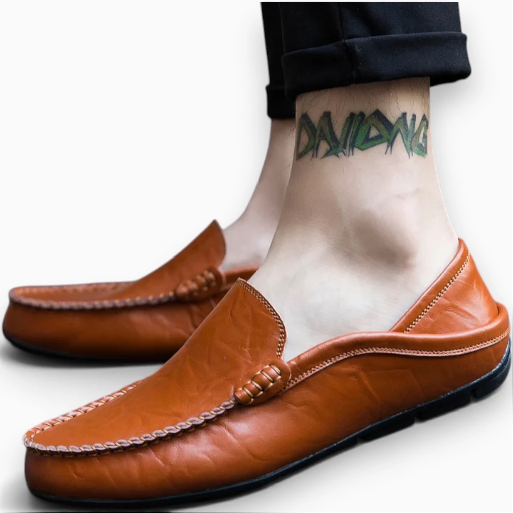Mocassin blanc homme cuir associé à un pantalon de costume, élégance intemporelle