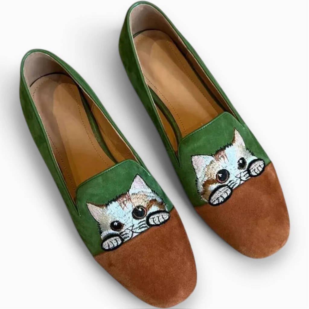 Mocassin femme en cuir camel souple, vue de profil sur pied