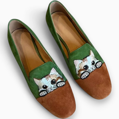 Mocassin femme en cuir camel souple, vue de profil sur pied