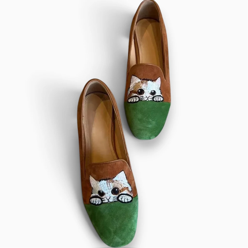 Détail de la semelle plate du mocassin camel pour femme
